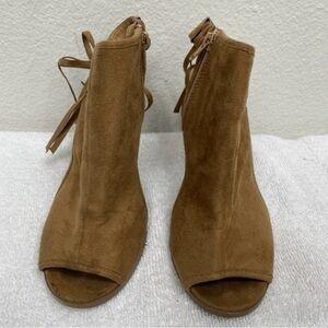 3/$25 Heart In D Womens Tan Faux Suede Open Toe Fringe Heeled Sandal Size 7 Boho